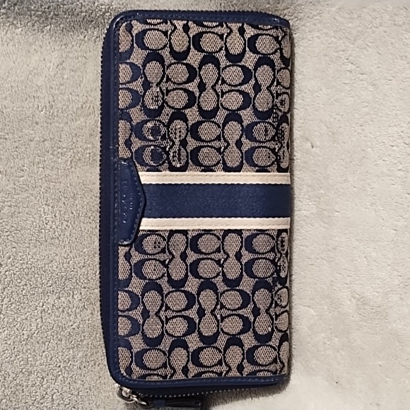 Coach long Wallet - Picture 2 of 8